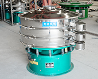 旋振篩多采用立式振動(dòng)電機(jī)作為激振來(lái)源，利用偏心塊的夾角的不同實(shí)現(xiàn)物料在篩網(wǎng)上運(yùn)動(dòng)的軌跡調(diào)整。