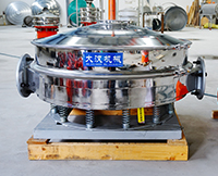 直排篩可分為單雙振動(dòng)源兩種，但其電機(jī)是懸掛在振動(dòng)篩框的外側(cè)，振動(dòng)理相對(duì)比較大。